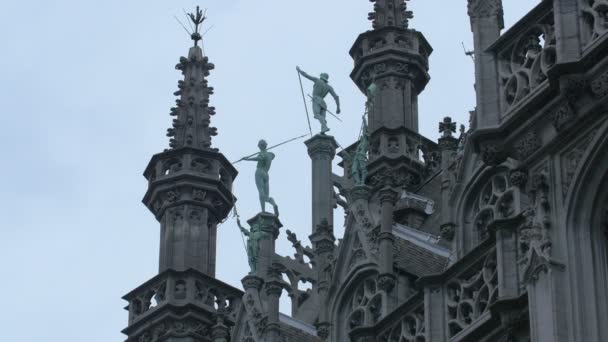 Edificio Con Estatuas Torretas — Vídeos de Stock