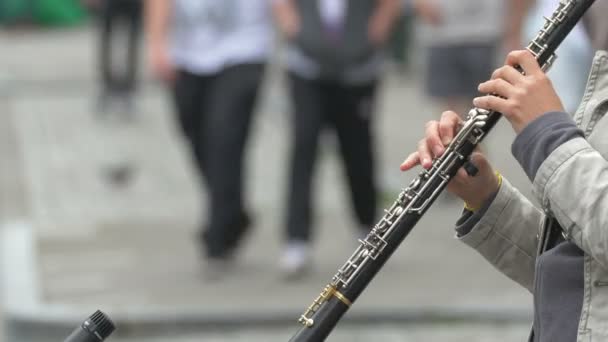 Oboe Spielen Auf Einer Straße — Stockvideo