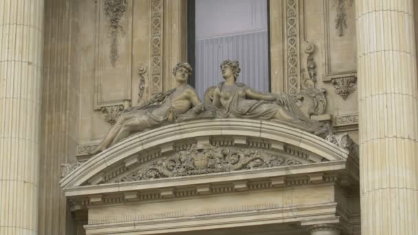 Statuen Und Basreliefs Einer Hausfassade — Stockvideo