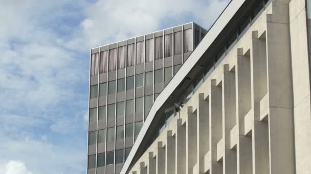 Ein Dach Über Einem Modernen Gebäude — Stockvideo