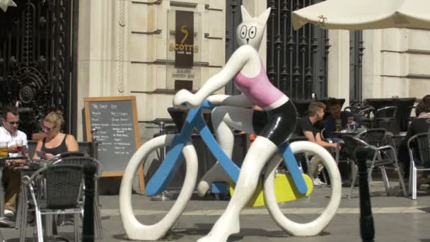 Una Escultura Conejo Una Calle — Vídeo de stock