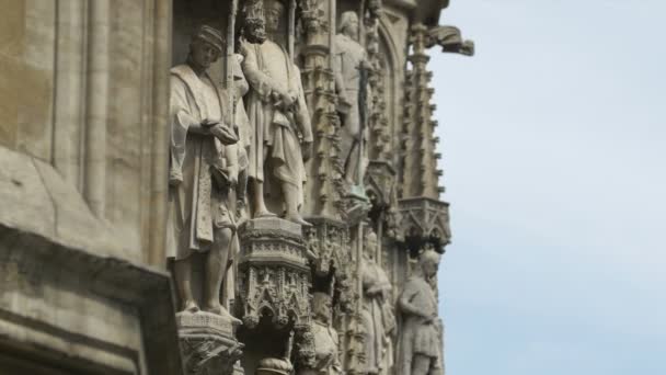 Gros Plan Sculptures Sur Une Façade Bâtiment — Video