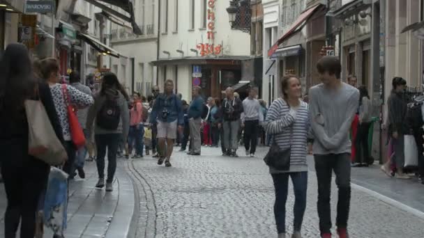 歩行者専用道路を歩く人々 — ストック動画