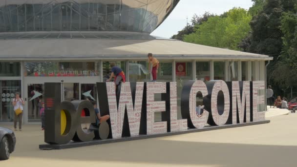 Kids Playing Welcome Sign Building — Stock Video