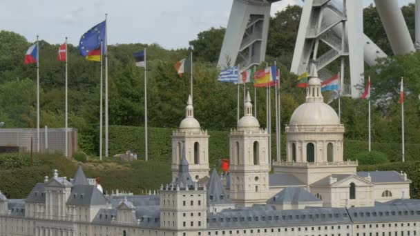 Bandiere Internazionali Sventolano Vicino Edifici Miniatura — Video Stock