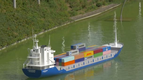 Miniaturowy Statek Przemysłowy Pływający Wodzie — Wideo stockowe