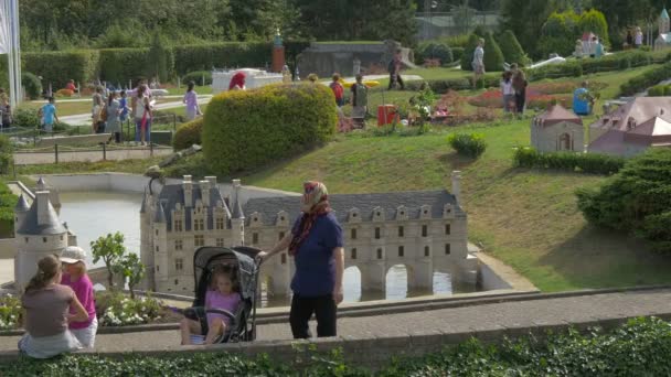 Oameni Aleile Unui Parc Miniatural — Videoclip de stoc