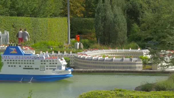 ミニヨーロッパで小型クルーズ船 — ストック動画