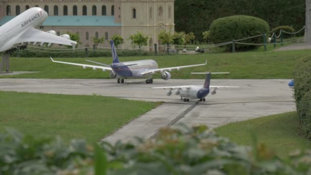 Miniaturflugzeuge Und Eine Landebahn — Stockvideo