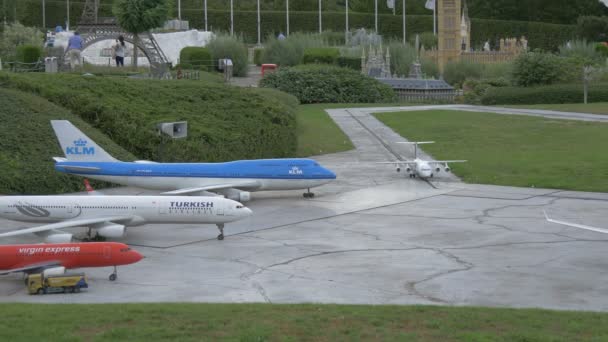 Cuatro Aviones Miniatura Una Pista — Vídeos de Stock