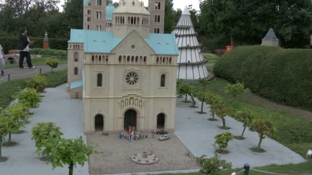 小欧洲的尖塔大教堂缩影 — 图库视频影像