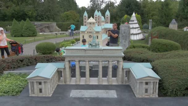 Människor Vid Brandenburger Tor Miniatyr — Stockvideo