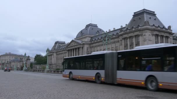 Edificio Con Colonne Una Giornata Nuvolosa — Video Stock