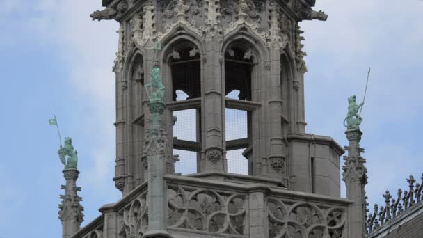 一座有拱门和雕像的塔 — 图库视频影像