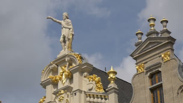 Una Estatua Edificio Con Decoraciones Doradas — Vídeo de stock