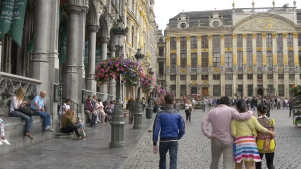 Mensen Ontspannen Bij Gebouwen Een Plein — Stockvideo