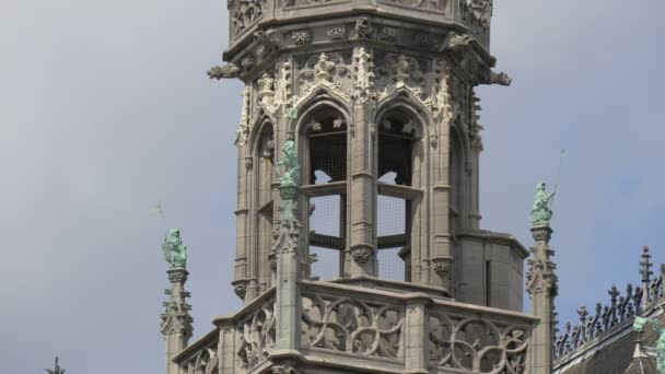 Zbliżenie Wieży Posągami — Wideo stockowe
