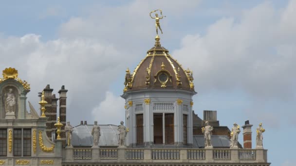 一座建筑顶上的金色雕像 — 图库视频影像
