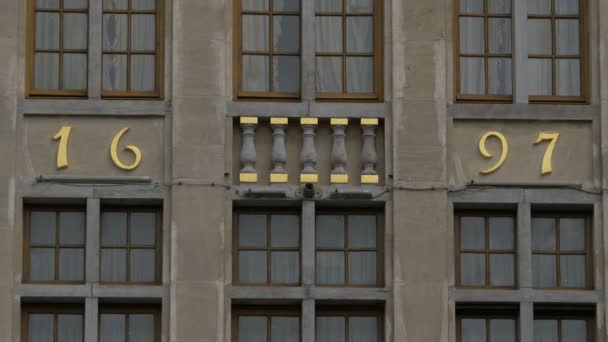 Goldene Zahlen Einer Hausfassade — Stockvideo