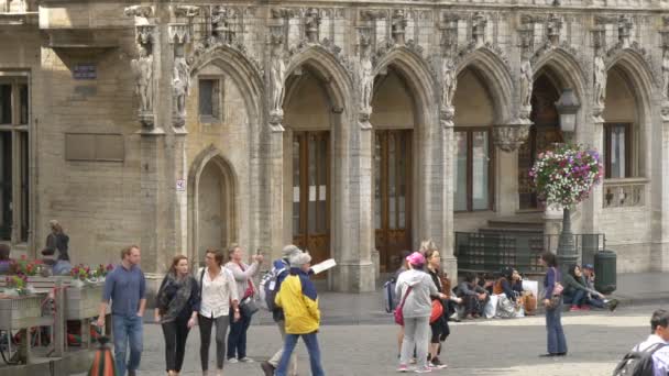 Pessoas Frente Edifício Com Arcos — Vídeo de Stock