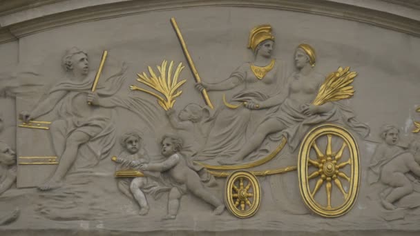 Gros Plan Bas Relief Aux Détails Dorés — Video