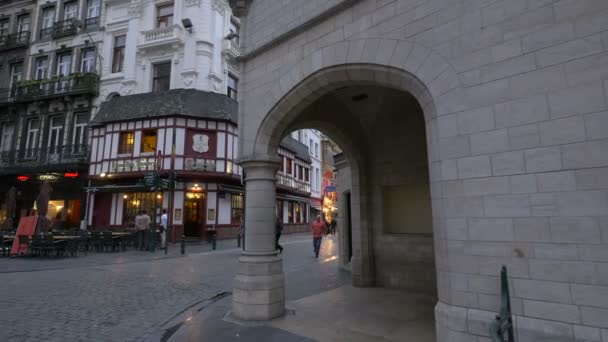 Personnes Marchant Près Taverne Danoise Bruxelles — Video