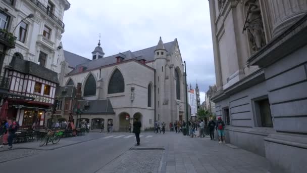 Eine Kirche Von Einer Straße Aus Gesehen — Stockvideo