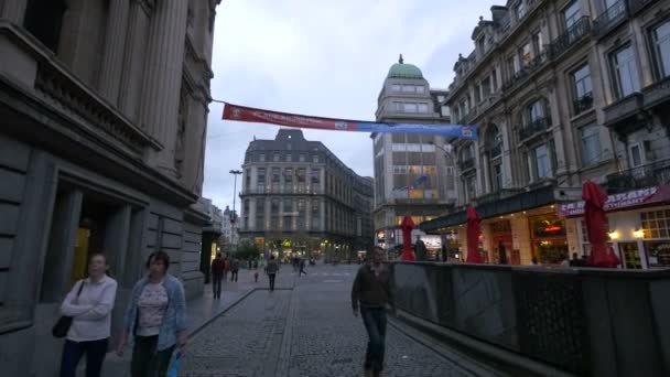 Edificios Una Plaza Día Nublado — Vídeo de stock