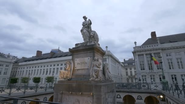 Meydandaki Bir Anıtın Heykelleri — Stok video