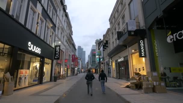 云彩笼罩着购物街 — 图库视频影像