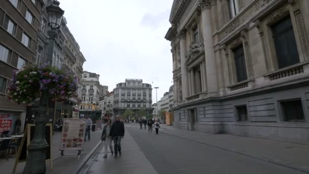 Une Rue Avec Des Restaurants Près Grand Bâtiment — Video