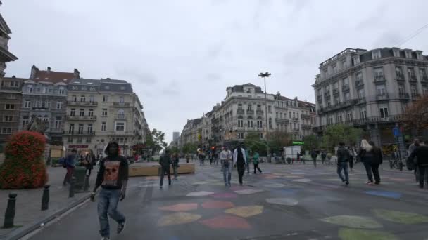 Люди Ходят Цветному Тротуару — стоковое видео