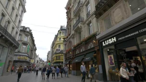Tiendas Una Calle Del Centro Bruselas — Vídeo de stock