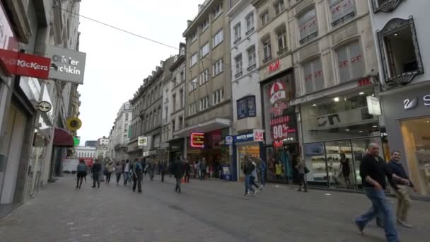 Les Gens Marchant Par Les Magasins Dans Une Rue — Video