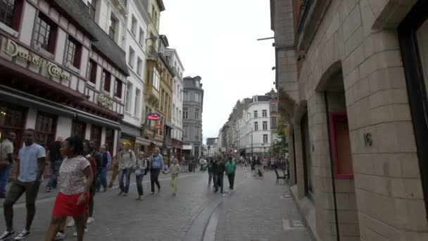 Les Gens Marchant Par Les Magasins Sur Une Rue Pavée — Video