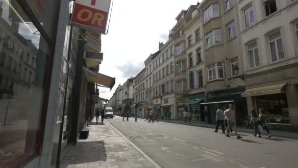 Una Calle Con Edificios Tres Pisos — Vídeos de Stock