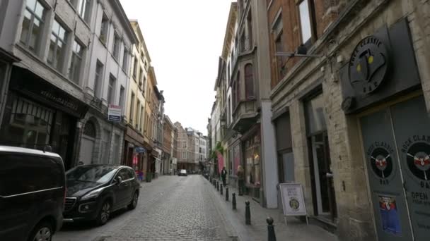 Gebäude Auf Einer Kopfsteinpflasterstraße — Stockvideo