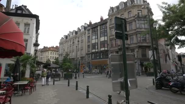 Κτίρια Στις Γωνίες Του Δρόμου Στις Βρυξέλλες — Αρχείο Βίντεο