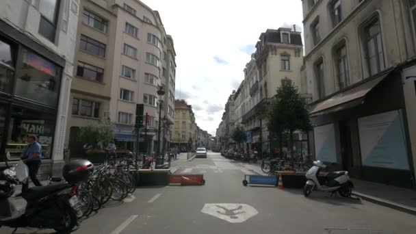 Bicicletas Una Calle Parcialmente Cerrada — Vídeos de Stock
