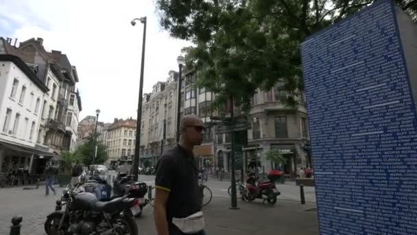 Sokağın Köşesinde Bisikletle Bağlanmış — Stok video