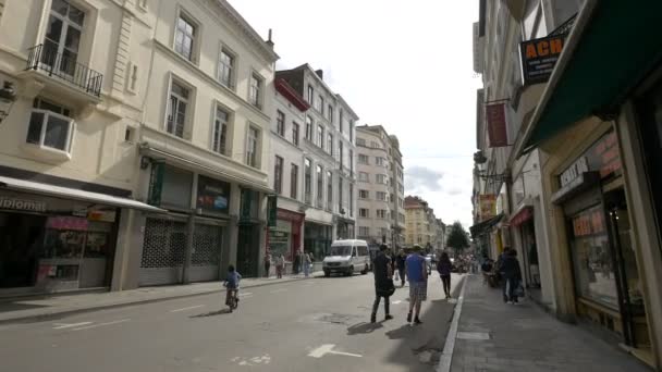 Caddedeki Pencere Kenarındaki Kaldırımda — Stok video
