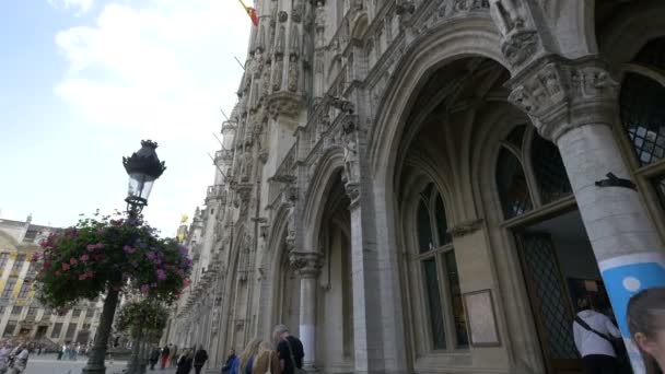 Une Façade Bâtiment Des Fleurs Sur Les Lampadaires — Video