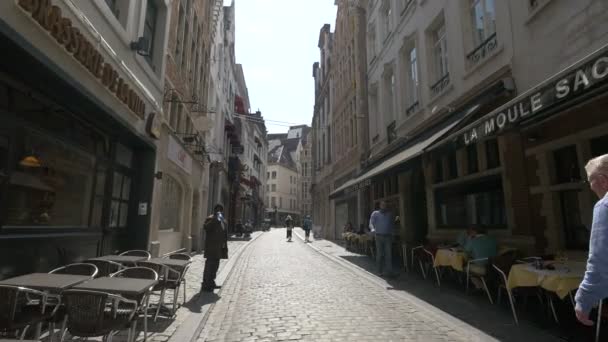 Een Smalle Straat Met Openlucht Restaurants — Stockvideo