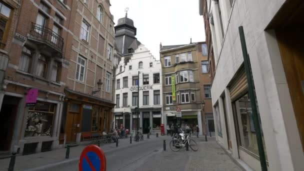 Een Trottoir Bij Een Kruising Van Een Straat — Stockvideo