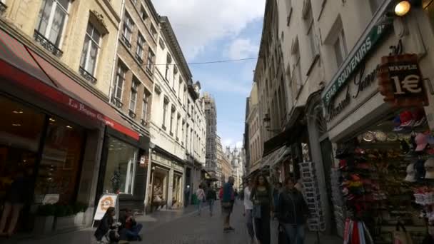 Les Gens Dans Une Rue Commerçante Étroite — Video