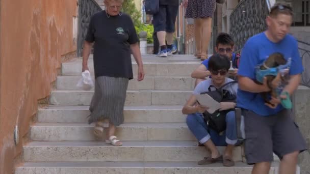 Dois Homens Sentados Nas Escadas — Vídeo de Stock