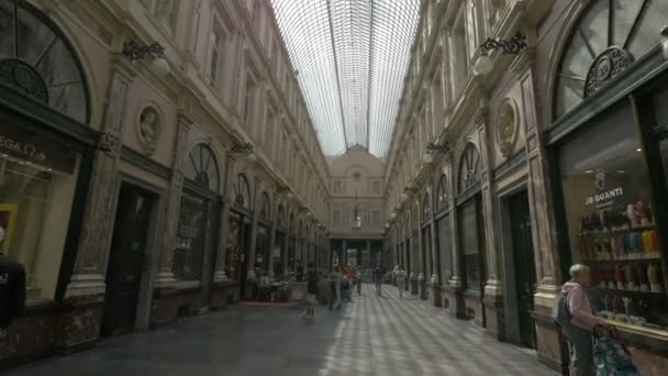 Marcher Par Les Magasins Dans Centre Commercial — Video