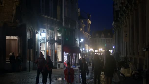Pessoas Andando Noite Uma Rua Bruges — Vídeo de Stock