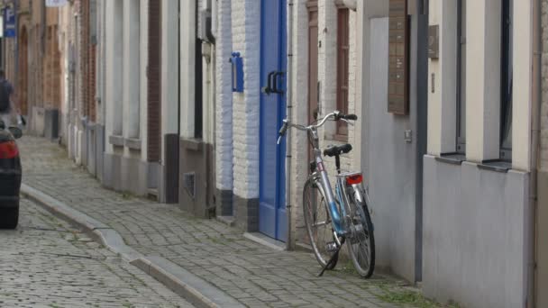 Bicicleta Estacionada Uma Rua — Vídeo de Stock