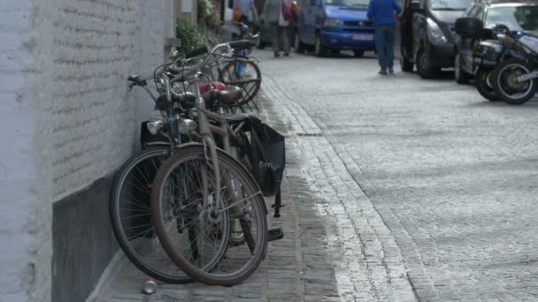 Велосипеды Припаркованные Стены — стоковое видео